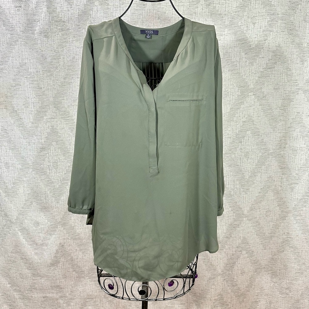 NYDJ pleated back 3/4 sleeve blouse in olive green size M